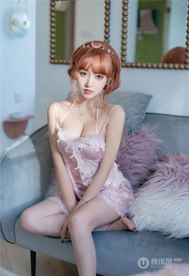 长相标致，脸型小巧的时尚气质成熟修身女生肩带丝绸睡裙吸睛图片