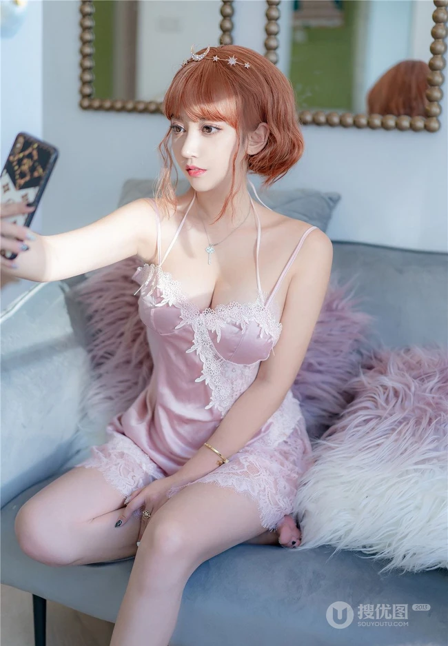 长相标致，脸型小巧的时尚气质成熟修身女生肩带丝绸睡裙吸睛图片