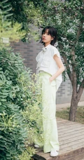 年轻女演员庄达菲短发发型清爽户外滤镜色写真图片