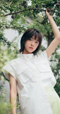 年轻女演员庄达菲短发发型清爽户外滤镜色写真图片