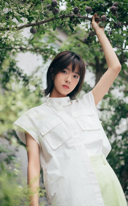 年轻女演员庄达菲短发发型清爽户外滤镜色写真图片