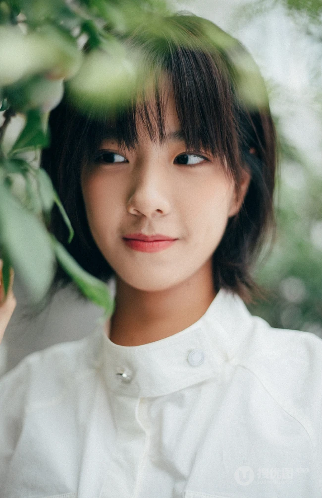 年轻女演员庄达菲短发发型清爽户外滤镜色写真图片