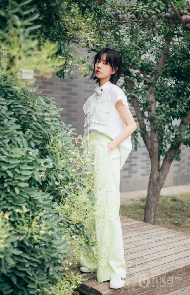 年轻女演员庄达菲短发发型清爽户外滤镜色写真图片