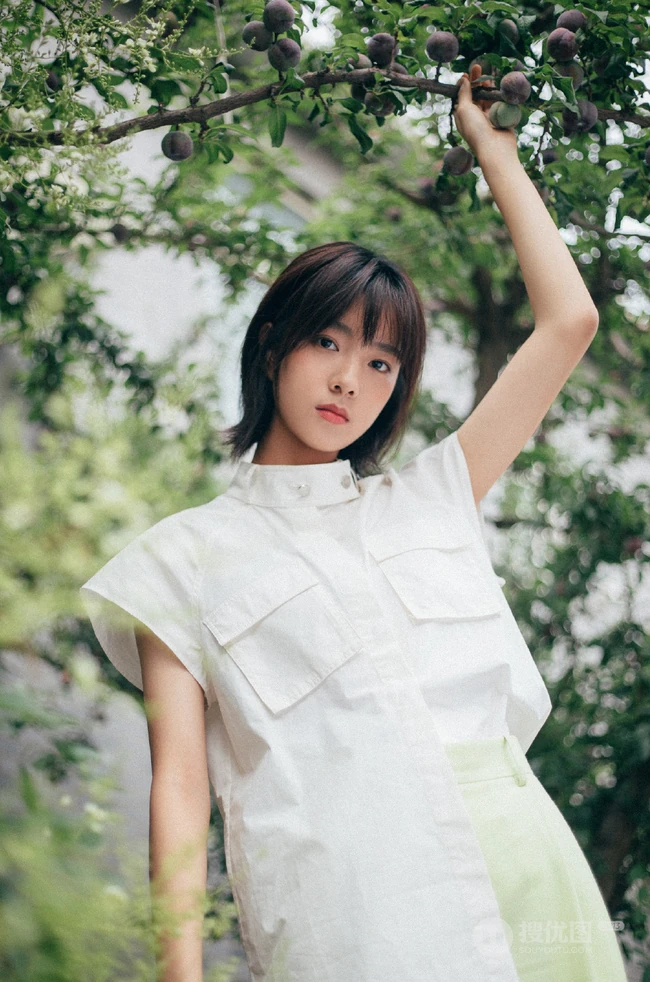 年轻女演员庄达菲短发发型清爽户外滤镜色写真图片