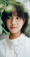 年轻女演员庄达菲短发发型清爽户外滤镜色写真图片