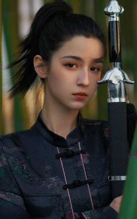 哈妮克孜七月盛夏宛如画中人唯美古侠风写真，尽显东方女子气息