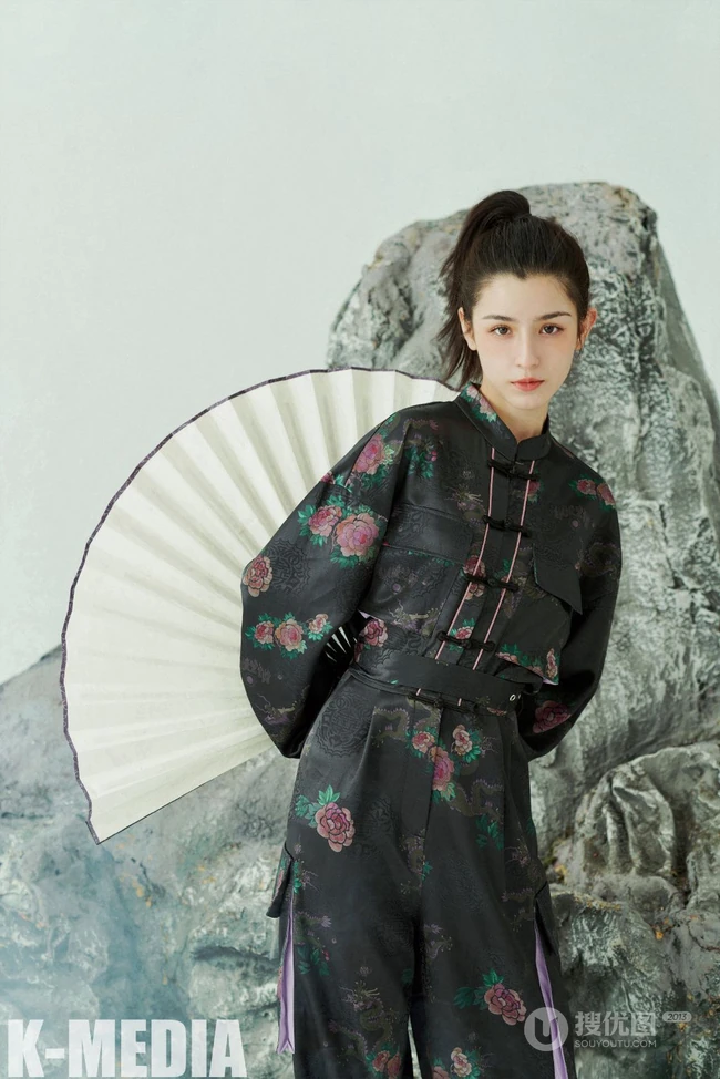 哈妮克孜七月盛夏宛如画中人唯美古侠风写真，尽显东方女子气息