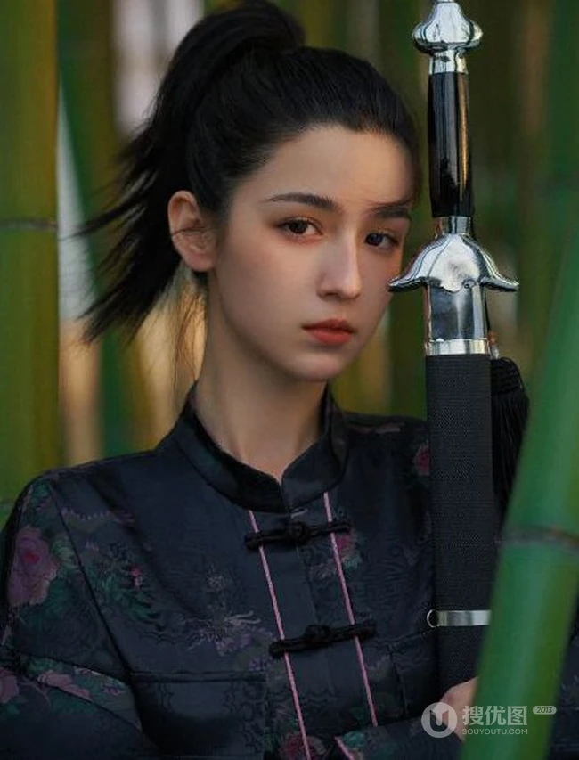 哈妮克孜七月盛夏宛如画中人唯美古侠风写真，尽显东方女子气息