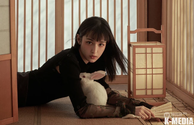 哈妮克孜七月盛夏宛如画中人唯美古侠风写真，尽显东方女子气息