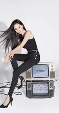 杨幂气质紧身露单肩黑衣健美裤着身，显修长笔直线条感复古写真照