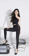 杨幂气质紧身露单肩黑衣健美裤着身，显修长笔直线条感复古写真照