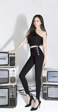杨幂气质紧身露单肩黑衣健美裤着身，显修长笔直线条感复古写真照