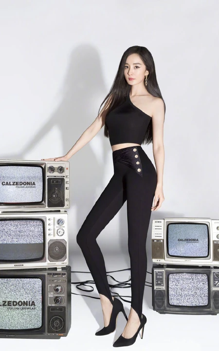 杨幂气质紧身露单肩黑衣健美裤着身，显修长笔直线条感复古写真照