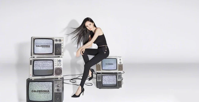 杨幂气质紧身露单肩黑衣健美裤着身，显修长笔直线条感复古写真照