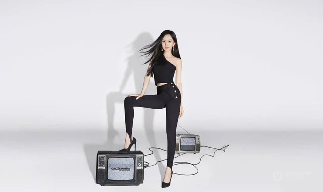 杨幂气质紧身露单肩黑衣健美裤着身，显修长笔直线条感复古写真照