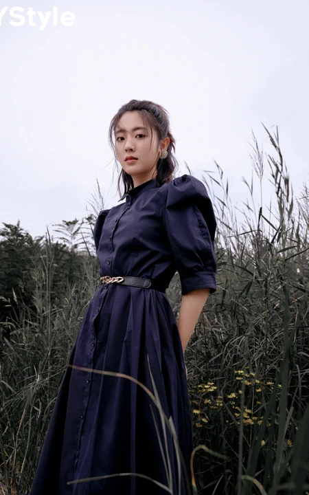 邢菲口衔雏菊享受户外清新唯美写真图片