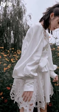 邢菲口衔雏菊享受户外清新唯美写真图片