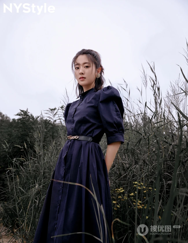 邢菲口衔雏菊享受户外清新唯美写真图片