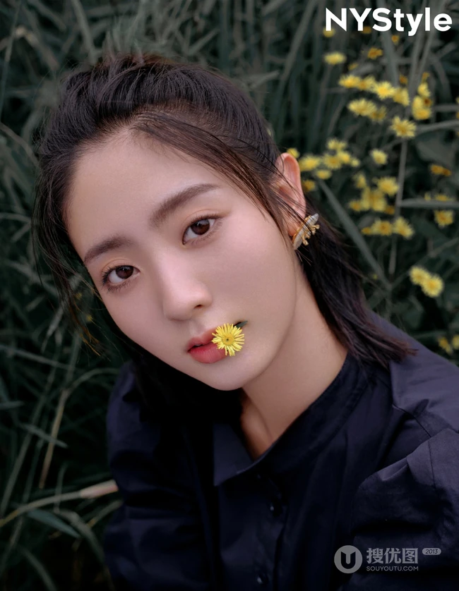 邢菲口衔雏菊享受户外清新唯美写真图片