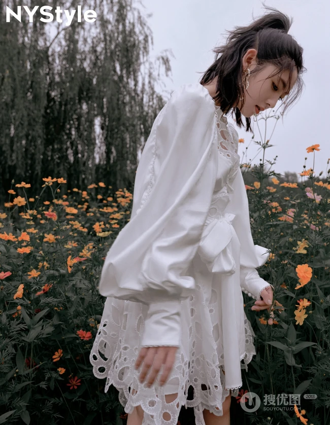 邢菲口衔雏菊享受户外清新唯美写真图片