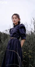 邢菲口衔雏菊享受户外清新唯美写真图片