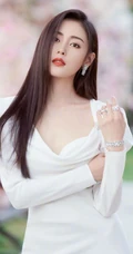张天爱仙气飘飘V领白裙花海花墙钱超美写真图片