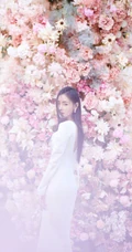 张天爱仙气飘飘V领白裙花海花墙钱超美写真图片