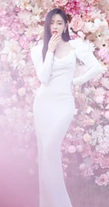 张天爱仙气飘飘V领白裙花海花墙钱超美写真图片