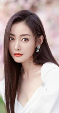 张天爱仙气飘飘V领白裙花海花墙钱超美写真图片