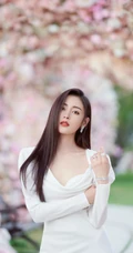 张天爱仙气飘飘V领白裙花海花墙钱超美写真图片