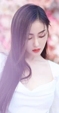 张天爱仙气飘飘V领白裙花海花墙钱超美写真图片