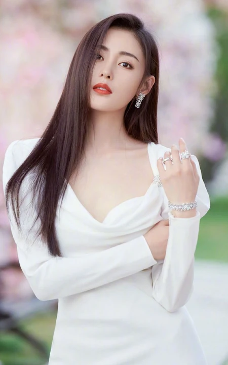 张天爱仙气飘飘V领白裙花海花墙钱超美写真图片