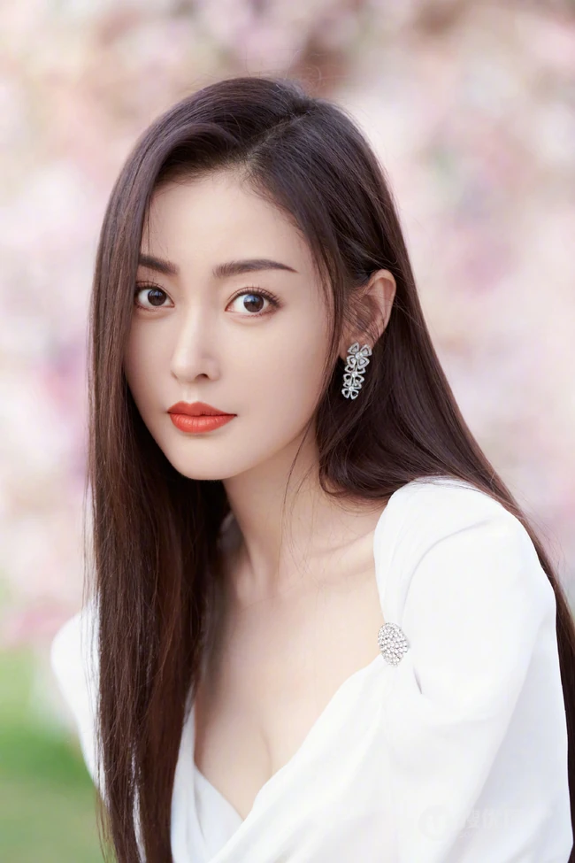张天爱仙气飘飘V领白裙花海花墙钱超美写真图片