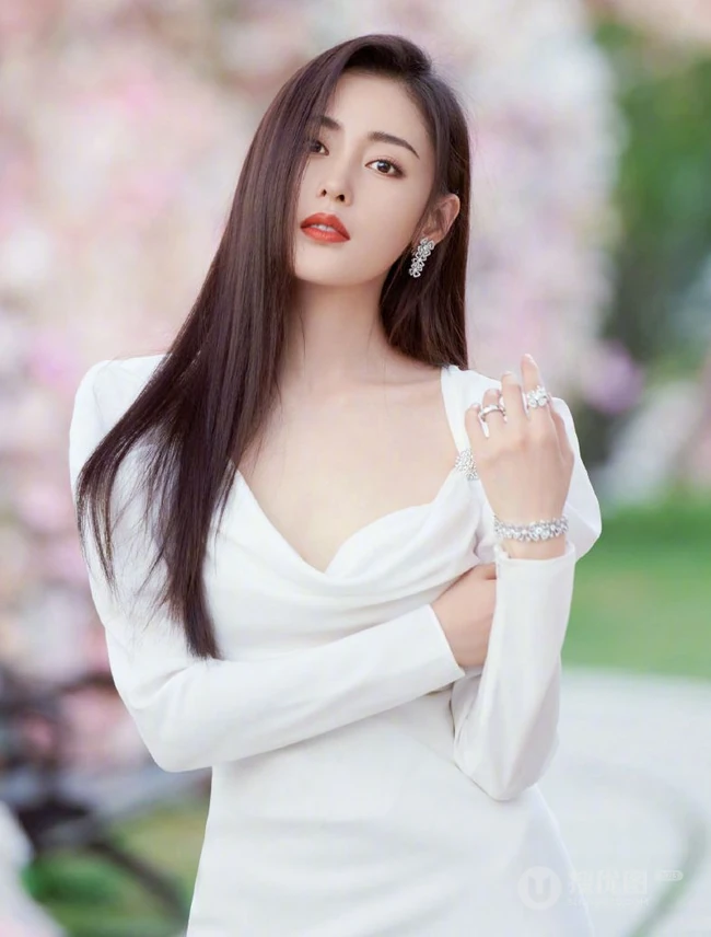 张天爱仙气飘飘V领白裙花海花墙钱超美写真图片