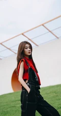 张雅卓清新清新红色针织衣搭配背带牛仔裤户外草地写真图集
