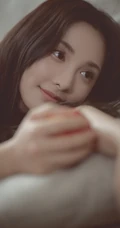 酒窝女生彭小苒气质慵懒小碎花肩带睡裙唯美摄影写真照