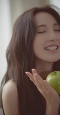 酒窝女生彭小苒气质慵懒小碎花肩带睡裙唯美摄影写真照