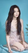 酒窝女生彭小苒气质慵懒小碎花肩带睡裙唯美摄影写真照