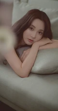 酒窝女生彭小苒气质慵懒小碎花肩带睡裙唯美摄影写真照