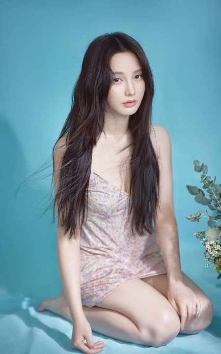 酒窝女生彭小苒气质慵懒小碎花肩带睡裙唯美摄影写真照