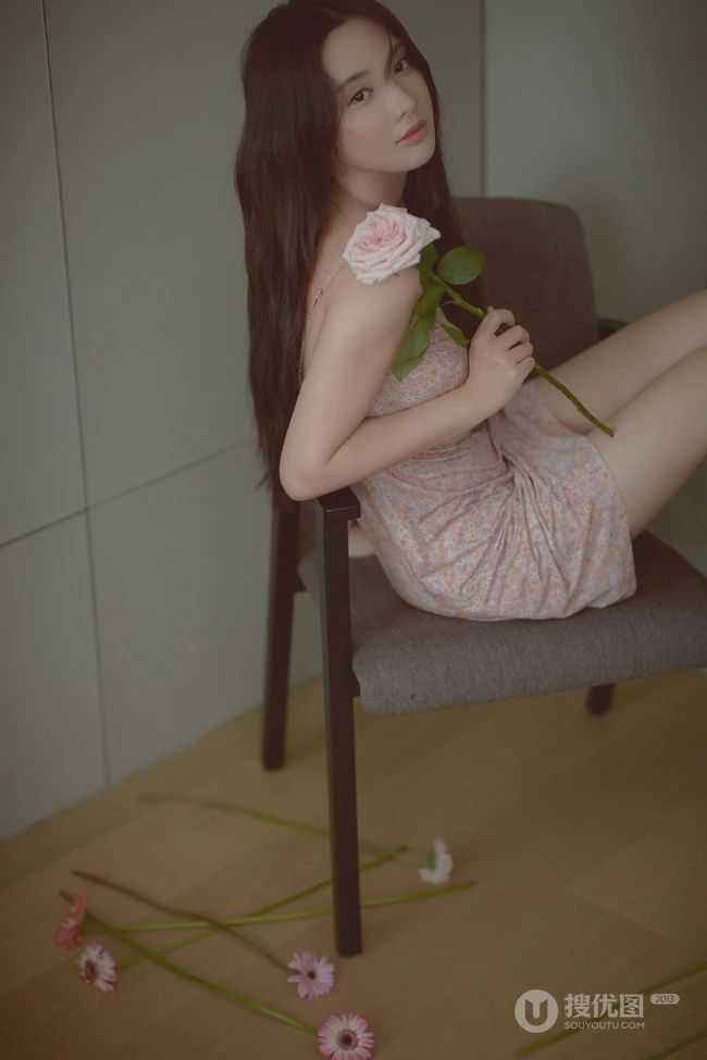 酒窝女生彭小苒气质慵懒小碎花肩带睡裙唯美摄影写真照