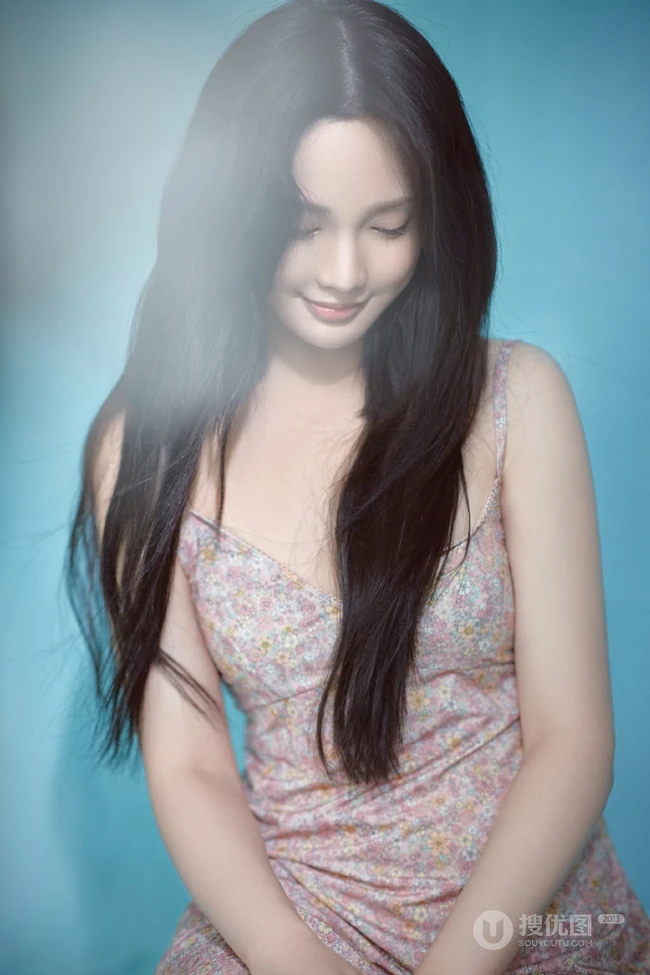 酒窝女生彭小苒气质慵懒小碎花肩带睡裙唯美摄影写真照