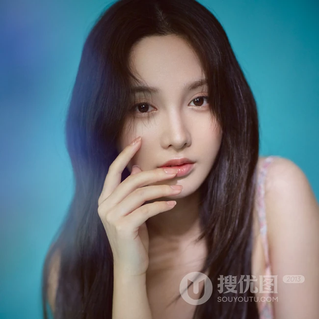 酒窝女生彭小苒气质慵懒小碎花肩带睡裙唯美摄影写真照