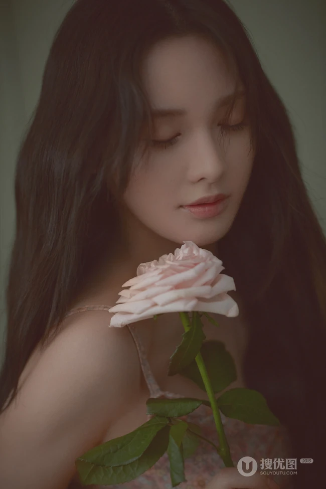 酒窝女生彭小苒气质慵懒小碎花肩带睡裙唯美摄影写真照