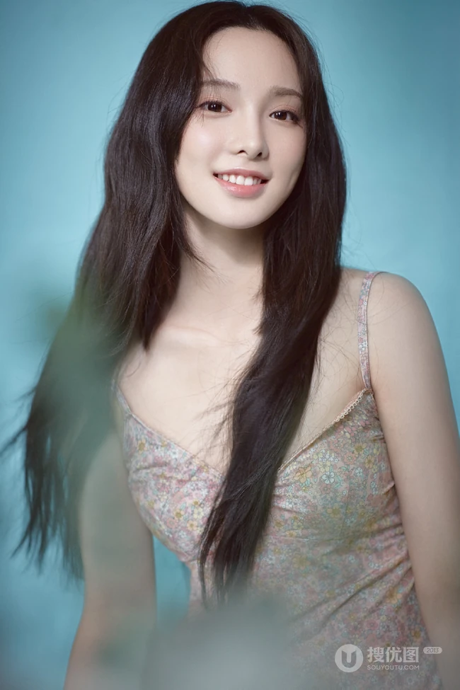 酒窝女生彭小苒气质慵懒小碎花肩带睡裙唯美摄影写真照
