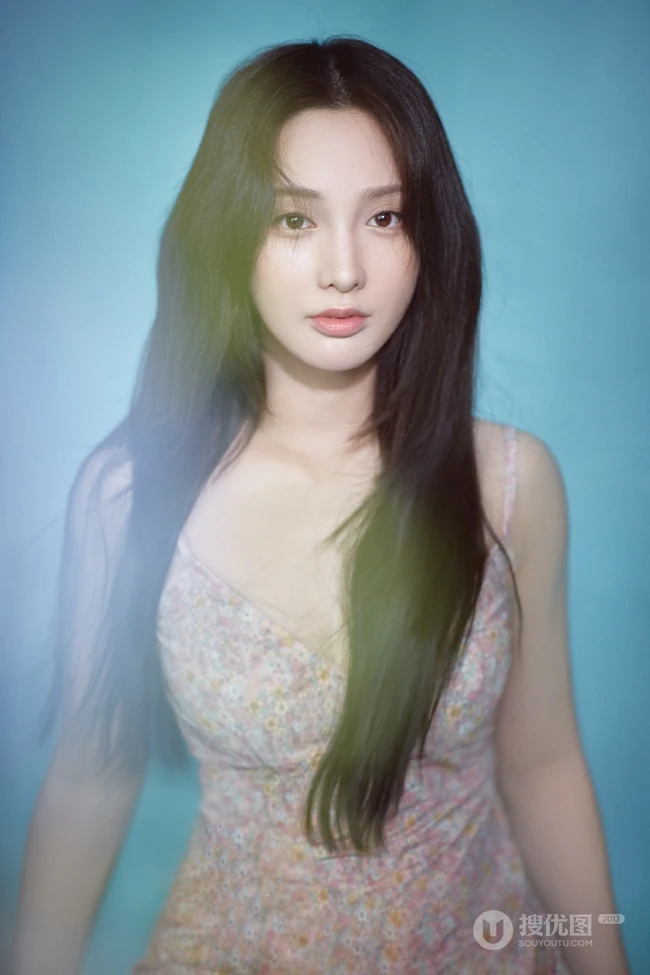 酒窝女生彭小苒气质慵懒小碎花肩带睡裙唯美摄影写真照