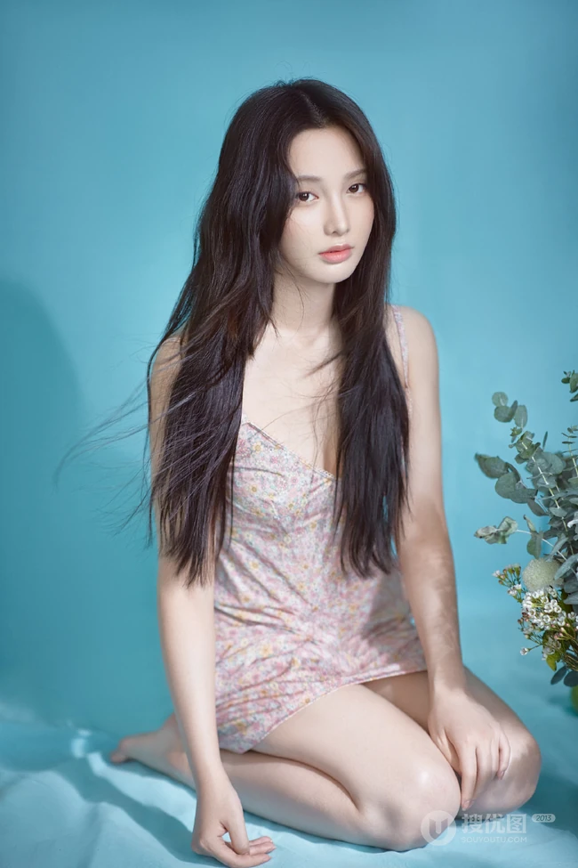 酒窝女生彭小苒气质慵懒小碎花肩带睡裙唯美摄影写真照