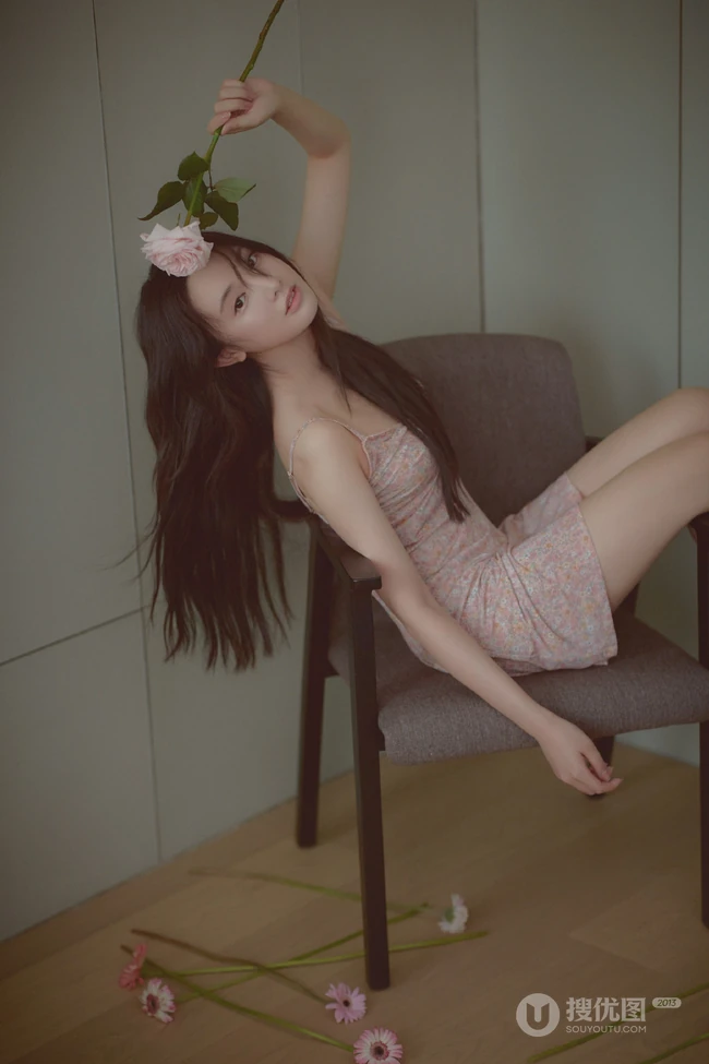 酒窝女生彭小苒气质慵懒小碎花肩带睡裙唯美摄影写真照