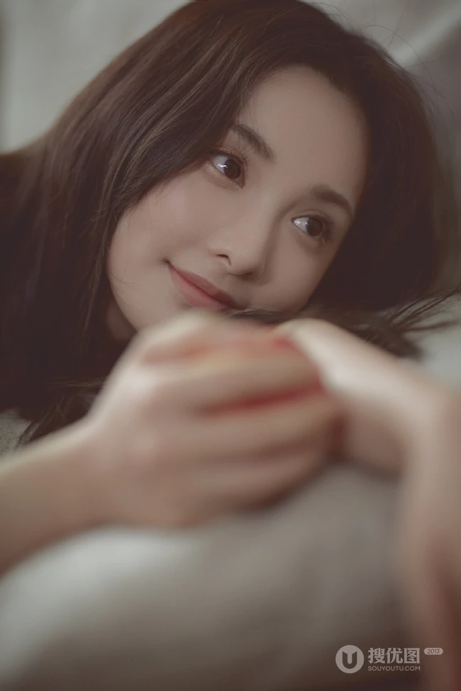 酒窝女生彭小苒气质慵懒小碎花肩带睡裙唯美摄影写真照