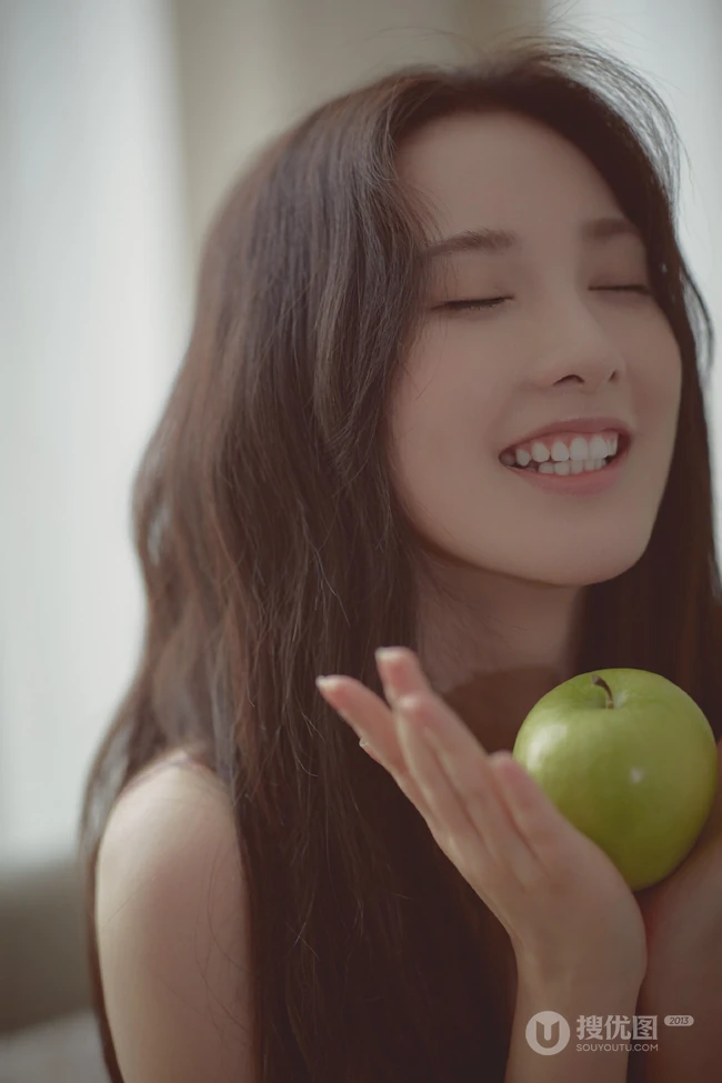 酒窝女生彭小苒气质慵懒小碎花肩带睡裙唯美摄影写真照